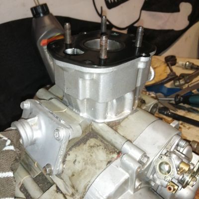 Uusi sylinteri ja mäntä paikoillaan
