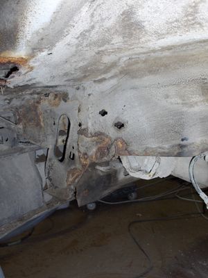 Etukotelointi
"Siellä olisi muutama pikku reikä"- sanoi hammaslekuri... Eli ei muuta kun uutta peltiä ja miggi-liimaa...
