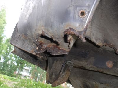 Kotelointi
Hieman on ruoste päässyt puraisemaan... Tällä puolella onkin jo uusi kotelo paikoillaan, toinen puoli vielä aloittamatta. Näyttää olevan tyyppi vika näissä.
