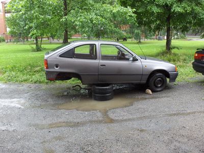 Perä kuntoon- teema...
Perästä on irroitettu akselisto ja tankki+kaikki muut hilppeet. Uutta tulee sitten kaikki jarru putket ja letkut, taka-akseli, jarrut, iskarit... jne.
