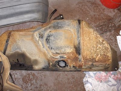 Bensatankki
Tankki oli päällisin puolin ok, mitä nyt hieman pintaruostetta. Ei kuitenkaan reikiä, mikä on hyvä juttu. Bensamittarin liitin tosin oli syöpynyt irti ja siitä se bensiini sitten valui pihalle...
