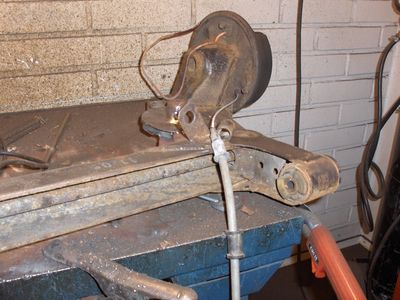 Taka-akselisto
Puhdistin akselin päällisin puolin ja ilokseni huomasin että "moskan" alla oli tervettä metallia.
