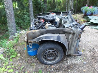 Luovuttajan jäännökset
Tuli tosiaan hankittua tuommoinen sedan mallin kadetti 1.3 koneella kun piti päästä kotiin tenavien kanssa. Luovuttajasta sain erittäin hyväkuntoisia osia omaan projektiini mm. iskunvaimentajat, takajouset, pakoputkisto, jne. Loput sitten menikin "autuaammille valtateille" :D
