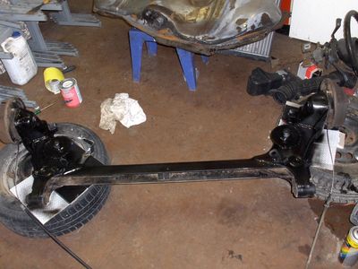 Taka-akseli valmiina
Asennusta vaille valmis. Pinta on puhdistettu ja maalattu ruostesuoja maalilla ja pinta on maalattu mustalla sprayllä. Lopputulos on ihan tyydyttävä ja luulisi ruosteenkin pysyvän kurissa kun vain muistaa pestä myös akselistosta tomut pois silloin tällöin.
