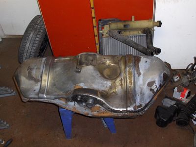 Bensatankki
Luovuttaja autosta sain myös oikein hyvä kuntoisen bensatankin. Putsaus, kemiallinen puhdistus ja suojaus. Sitten paikalleen. Eipä tarvii hetkeen tuotakaan pois ottaa, kun kerralla tekee hyvää jälkeä!!
