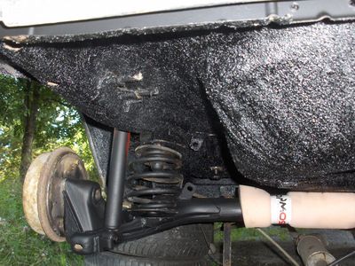 Perä nipussa
Rauhassa olen projektia tehnyt, joten ei ole alkanut käymään hermolle ainakaan tämä homma. Nyt alkaa perä olemaan nipussa ja seuraavaksi onkin jarruputkien vuoro. Sitten tankkin paikalleen ja siirto kaverin talliin loppu hitsaukseen ( Naapuruston hermoja säästääkseni... :D )
Toi vaahtomuovi on tuolla vain suojaamassa turhilta kolhuilta, kun on uusi maalipintakin akselissa.
