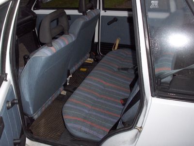 Takapenkki
Sisusta on todella siisti ja hyvin pidetty. ei uskoisi 22 vuotiaaksi...
