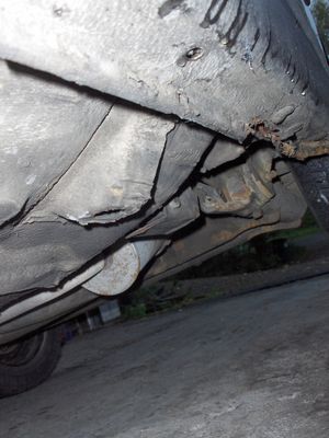 Helman reikää
Pikkusen on hitsattavaa, mutta putsailtuani tuon reijän, totesin että tervettäkin peltiä oli reippaasti jäljellä.
