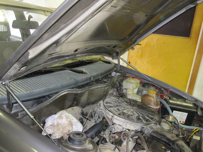 Konepellin pumput
Piti sitten asennella "oleelliset" ensin, eli konepellin nosto pumput tuli laitettua. Siistit ja toimii!!
